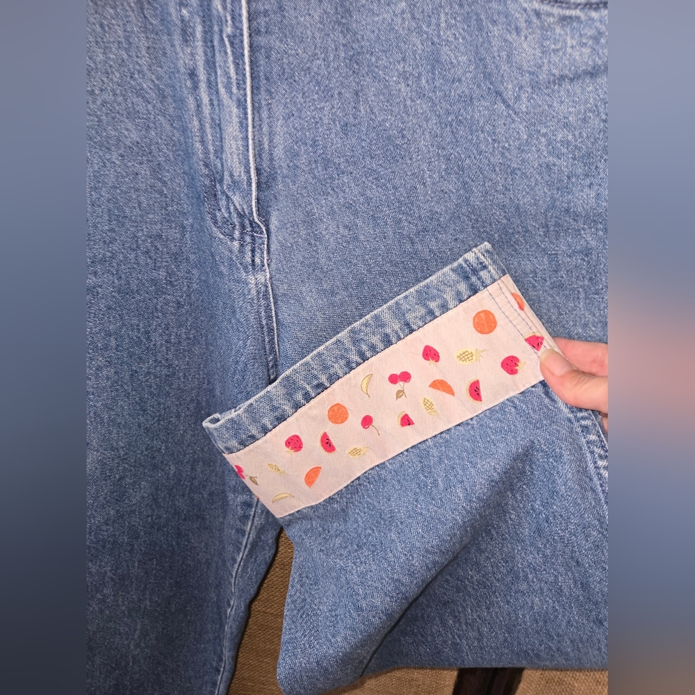 Women's Christopher & Banks Fruit Ribbon Embellished Denim Capris Size 10 - Picture 2 of 9